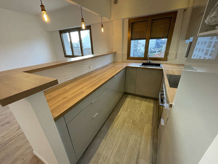 Cuisine sur mesure avec plan de travail en bois — VBS Bâtiment