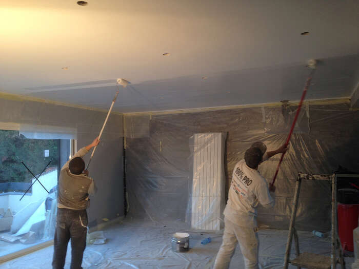 Travaux de peinture au plafond réalisés par deux peintres — VBS Bâtiment