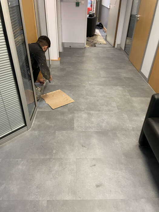 Pose d'un sol souple dans un couloir en cours de rénovation — VBS Bâtiment