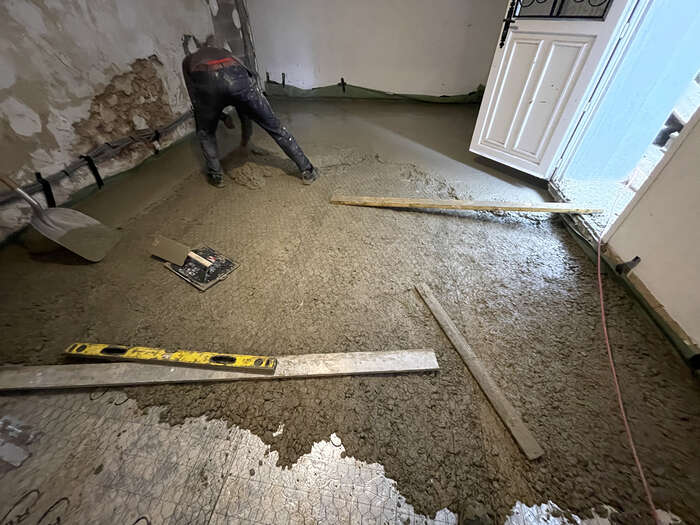 Coulage d'une chape de ragréage avant pose du revêtement de sol — VBS Bâtiment