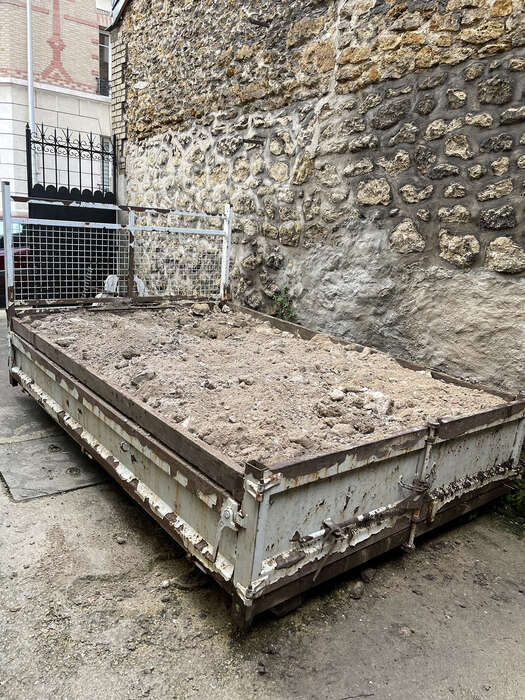 Évacuation des gravats en camion benne sur un chantier de rénovation — VBS Bâtiment