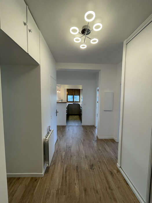 Couloir rénové avec placards sur mesure et parquet — VBS Bâtiment
