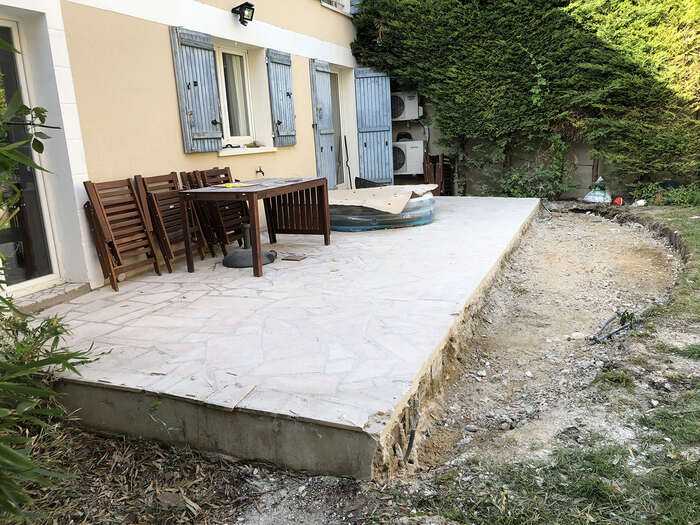 Terrasse en béton coulée devant une maison individuelle — VBS Bâtiment