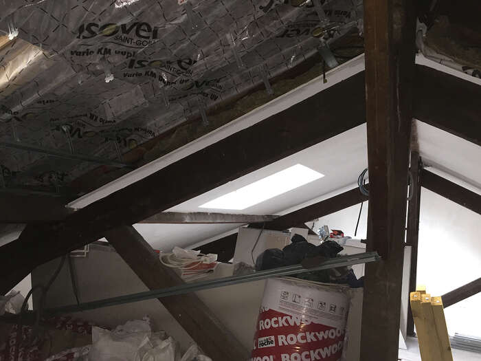 Isolation des combles en laine minérale sous la charpente — VBS Bâtiment