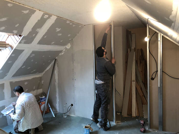 Pose de plaques de plâtre lors de l'aménagement de combles — VBS Bâtiment