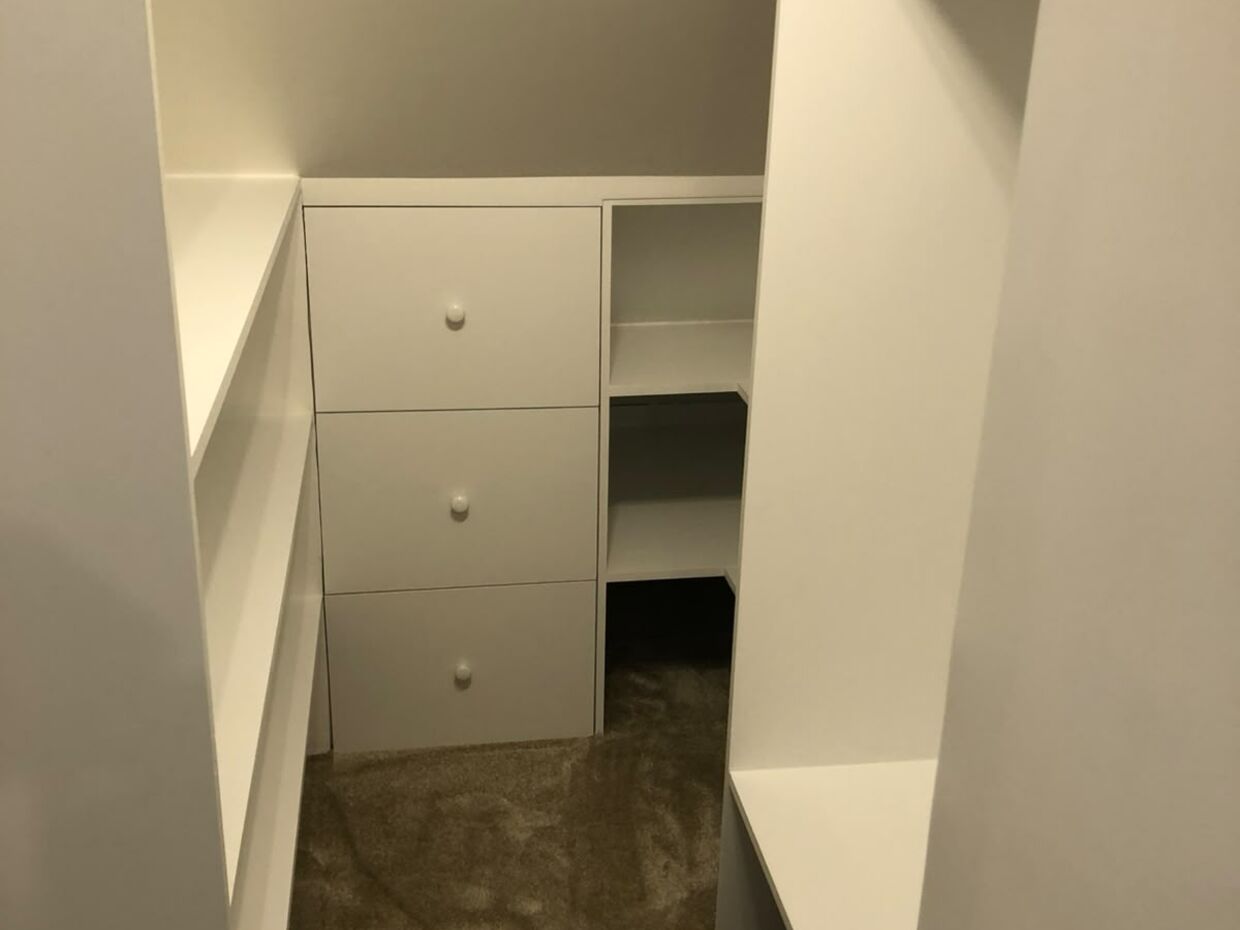 Dressing sur mesure sous escalier — VBS Bâtiment à Fontenay-sous-Bois