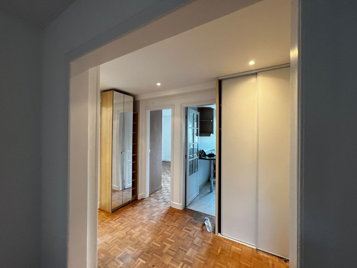 Couloir avec placards et parquet remis à neuf — VBS Bâtiment à Fontenay-sous-Bois
