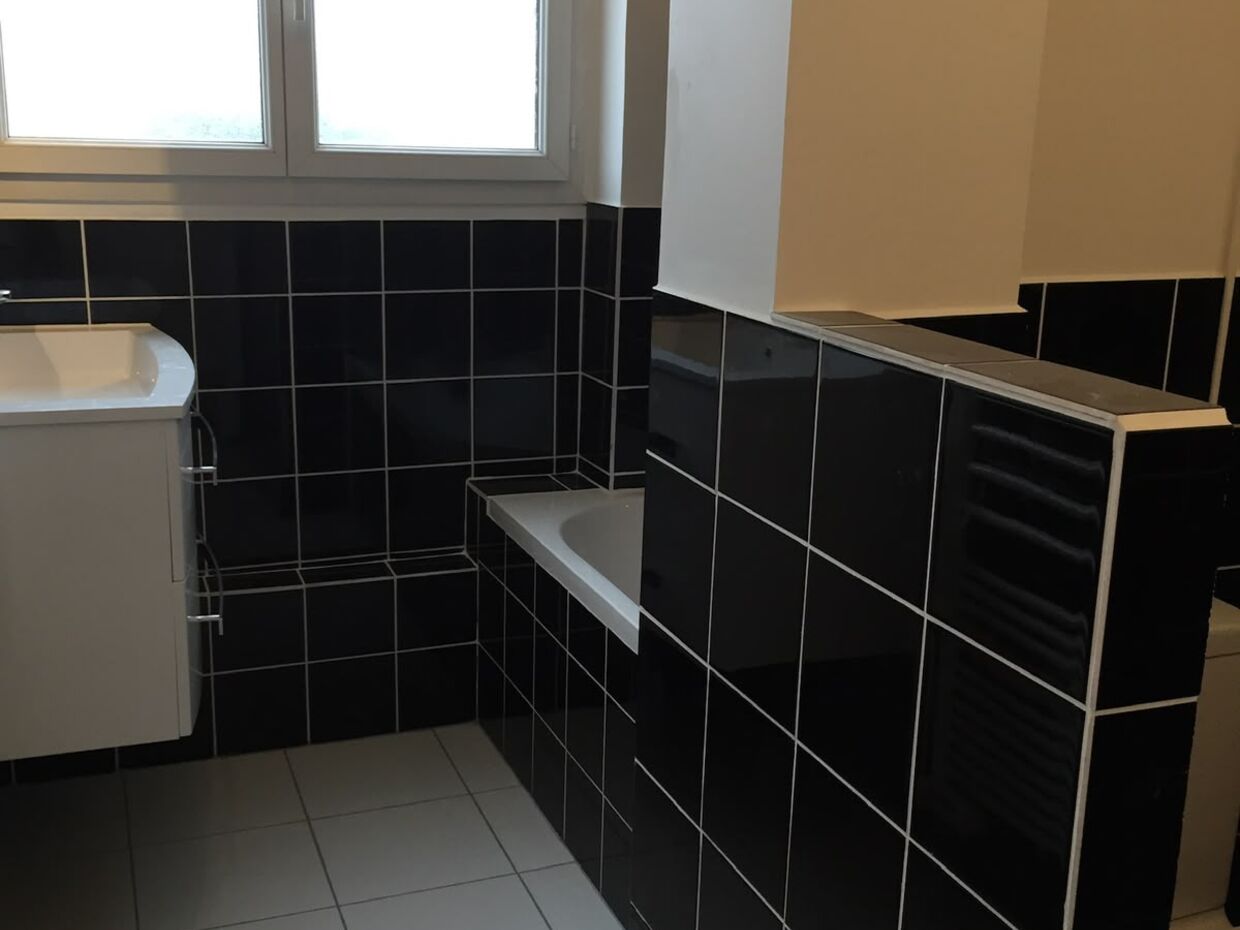 Salle de bain carrelée en noir et blanc — VBS Bâtiment à Fontenay-sous-Bois