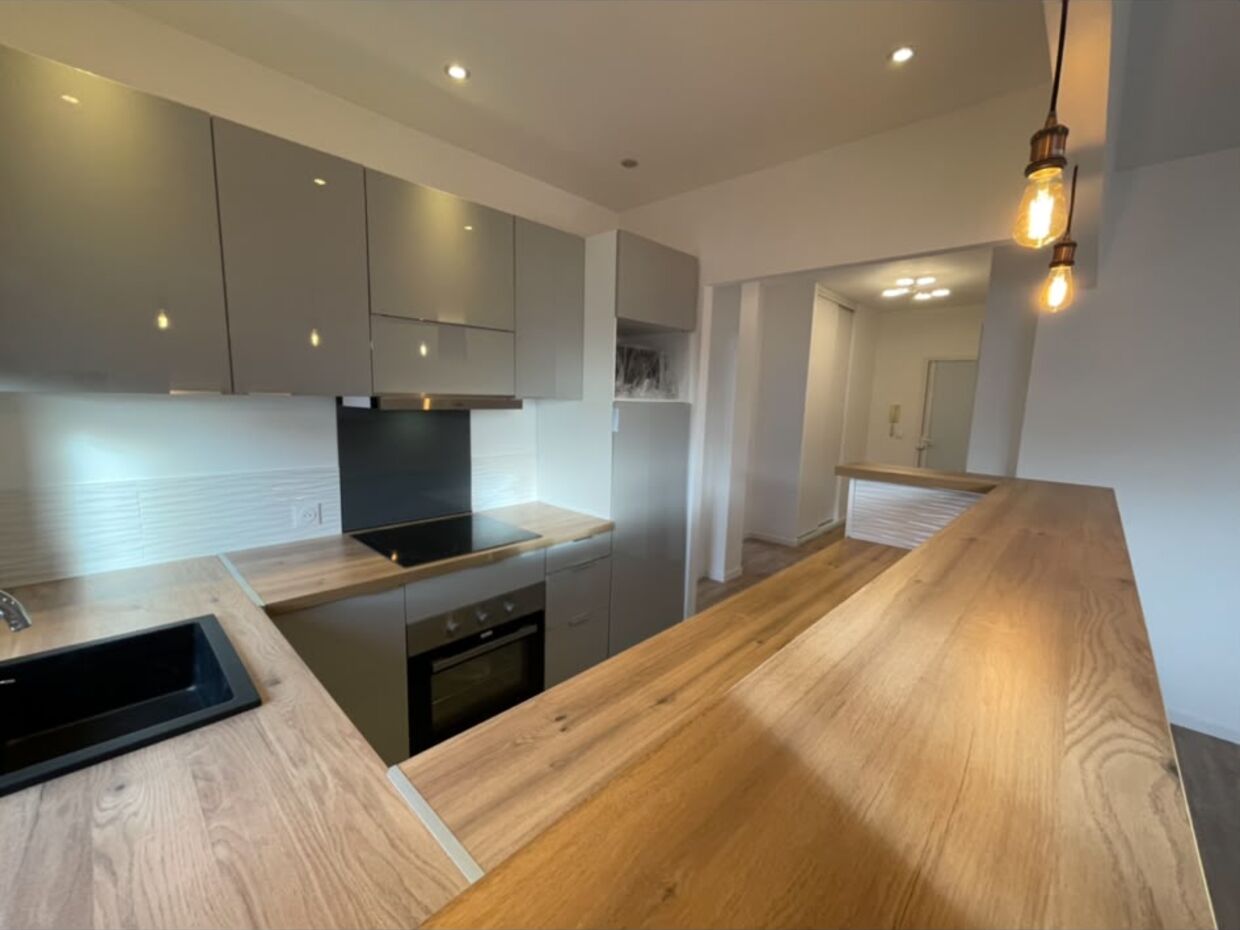 Cuisine ouverte avec plan de travail bois — VBS Bâtiment à Fontenay-sous-Bois