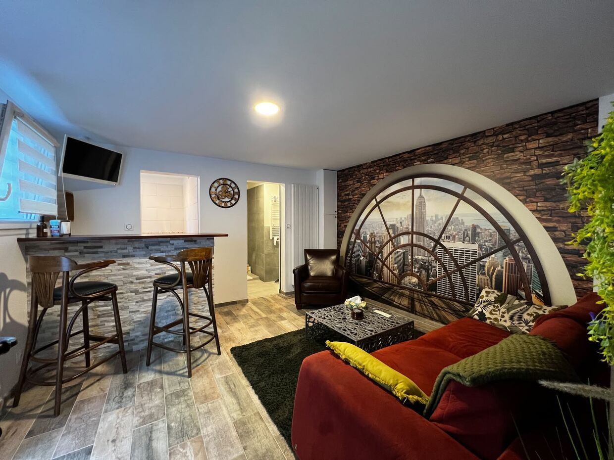 Séjour rénové avec coin repas et mur décoratif — VBS Bâtiment à Fontenay-sous-Bois