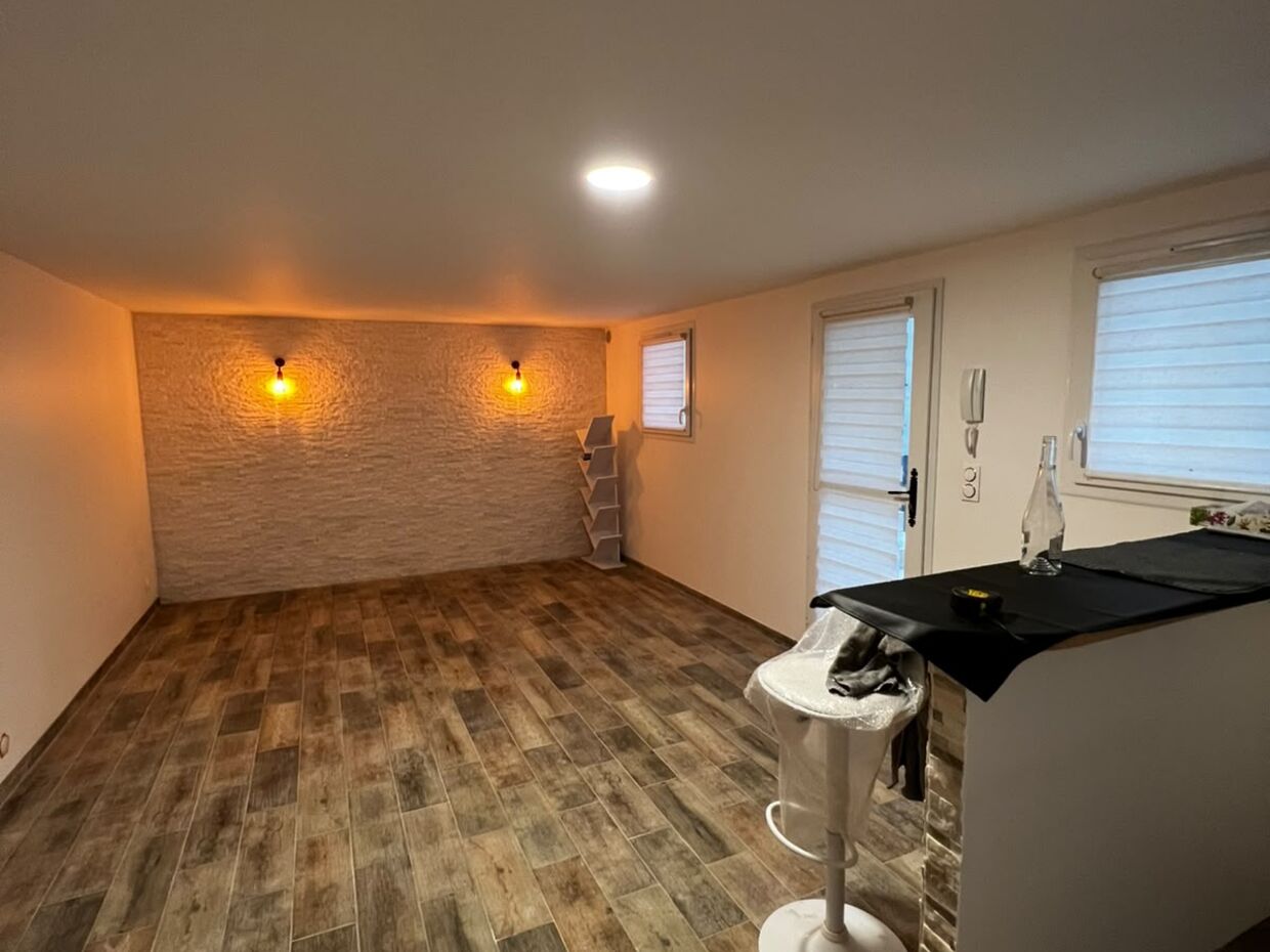 Séjour avec sol imitation parquet et bar de cuisine — VBS Bâtiment à Fontenay-sous-Bois