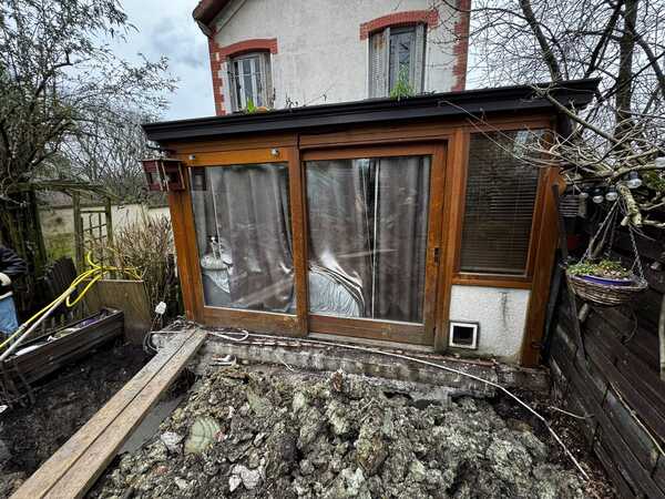 Longrine ferraillée coulée sous une fondation